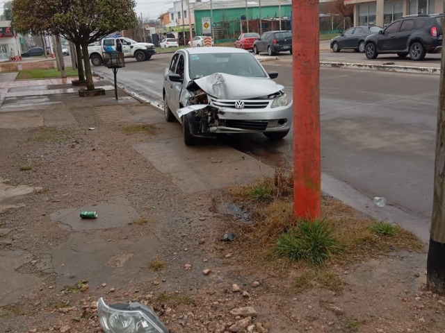 Un herido tras un despiste y choque contra una columna